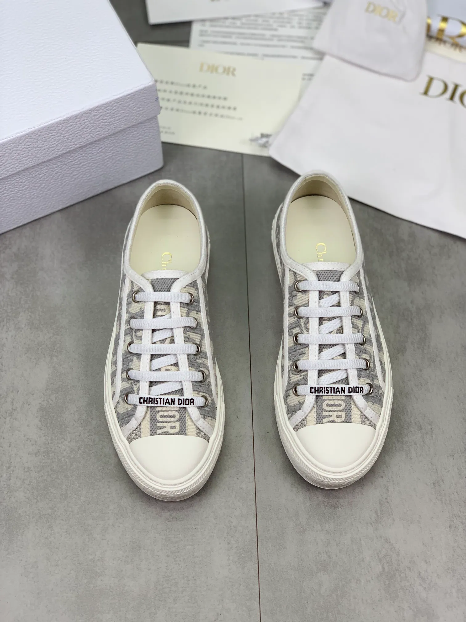 👟👟Ex-factory price 480👟👟 Dior2022 spring, summer, autumn and winter latest upgraded version of casual lace-up classic embroidered sneakers, the same style of flat-bottomed round-toe women's shoes for all seasons. It took more than two months to finally reproduce it perfectly. We made every detail exactly the same as the original. We decisively keep our own style when shipping. How can beauties who like sports not keep it for themselves? Multiple craftsmanship, original Italian imported original embroidered woven fabrics, original customized T👟👟 ex-factory price U outsole. On the surface it seems simple and has no technical content, but in fact it is quite a test of the technical operation of the master Luo Di. The market's top quality is welcome to compare, any details are unconditional 👟👟Ex-factory price K. There are pictures and the truth. Today's Internet celebrities and foreign stars are buying it one after another! Fully responsible for dressing in spring, summer, autumn and winter. All aspects of the original disassembly and materials are exclusively molded and customized, 🎗shoelace molding, hardware molding, outsole molding, even the feet are molded, the original order is made to order, and the original bronze hardware is compared to the original, not a common imitation in the market. It will be full of surprises the moment you get it! The perfect genuine version, you can go in and out of the counter at will. Fabric: Original imported embroidered woven fabric from Italy. Lining: Imported original water-dyed cowhide. Feet: Imported original water-dyed cowhide. Outsole: Original molded T👟👟Ex-factory price U bottom. Size: 35-39 (34.40.41.42 customized, non-refundable)